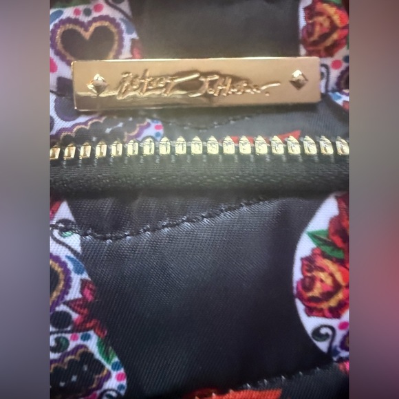 Betsey Johnson-Vampire Lips and Sugar Skull Cross Body- Flower Interior-Like New - Picture 9 of 10